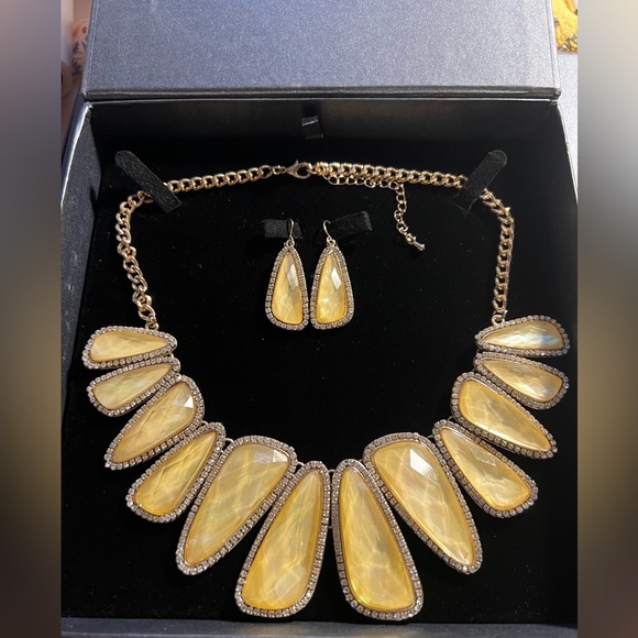 Vintage Jardin Gold Rhinestone Faceted Medallion Necklace with Matching Earrings - Picture 5 of 5